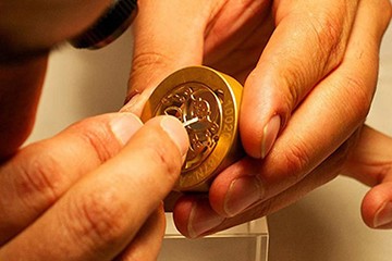 青岛欧米茄起雾了维修