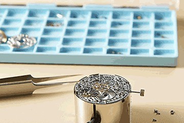 青岛欧米茄手表有水蒸气维修